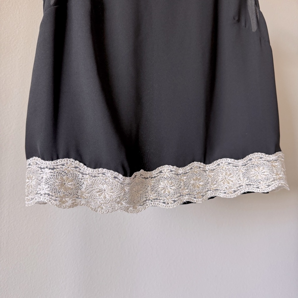 LUSH Lace Trim Crop Sleeveless Blouse - Picture 2 of 3